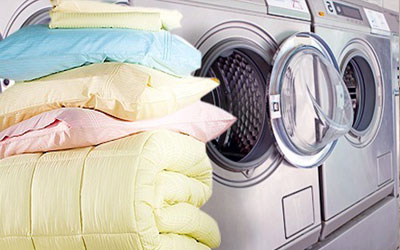 Yorgan, battaniye ve perde gibi ev tekstil ürünleri üzerinde, toz, kir, polen, evcil hayvan tüyleri ve diğer alerjenler birikebilir ve sağlık sorunlarına neden olabilir. Bu sebeple, yorgan, battaniye ve perde gibi tekstil ürünlerinin düzenli yıkanması önemlidir. Yorgan yıkama hizmetleri, yataklarımızda kullanmış olduğumuz yorganların temizliğini sağlar.